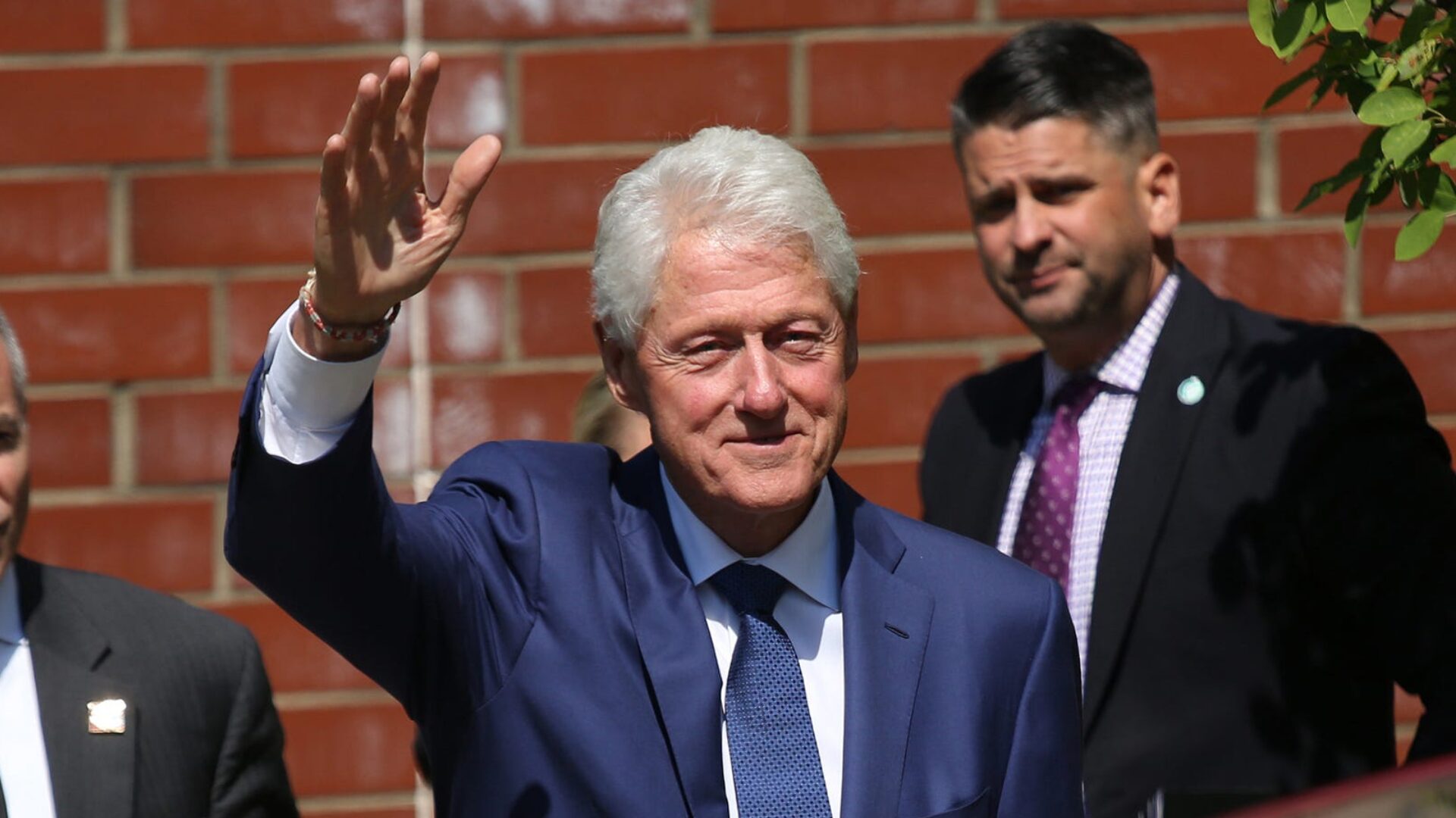 Bill Clinton’s McDonald’s Visit: A Burger, Some Fries, and a Hilarious Identity Mix-Up! [WATCH]