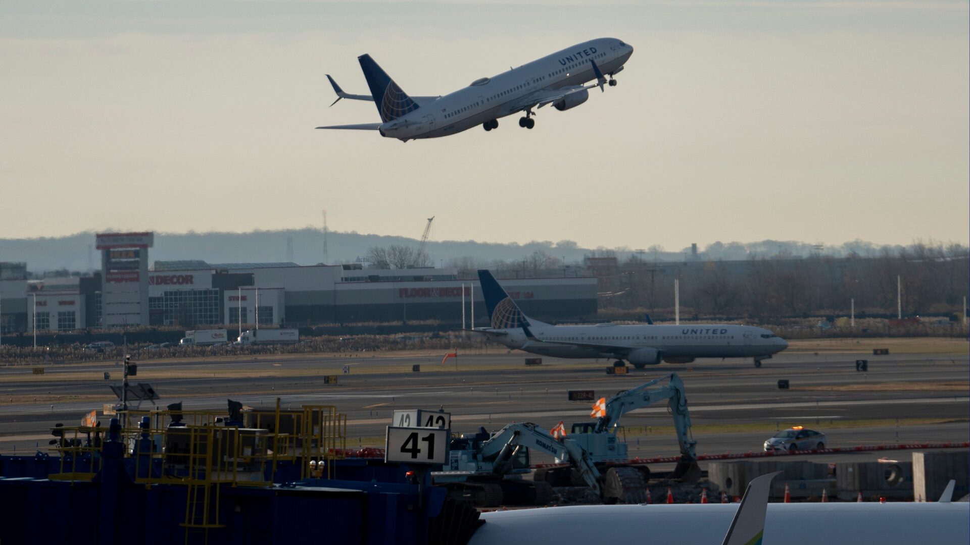 United Pilot Accused of Dragging Jewish Passenger from Bathroom Mid-Flight